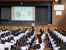 平成29年６月９日（金）清水税関支署、静岡市立清水第八中学校の薬学講座において講演