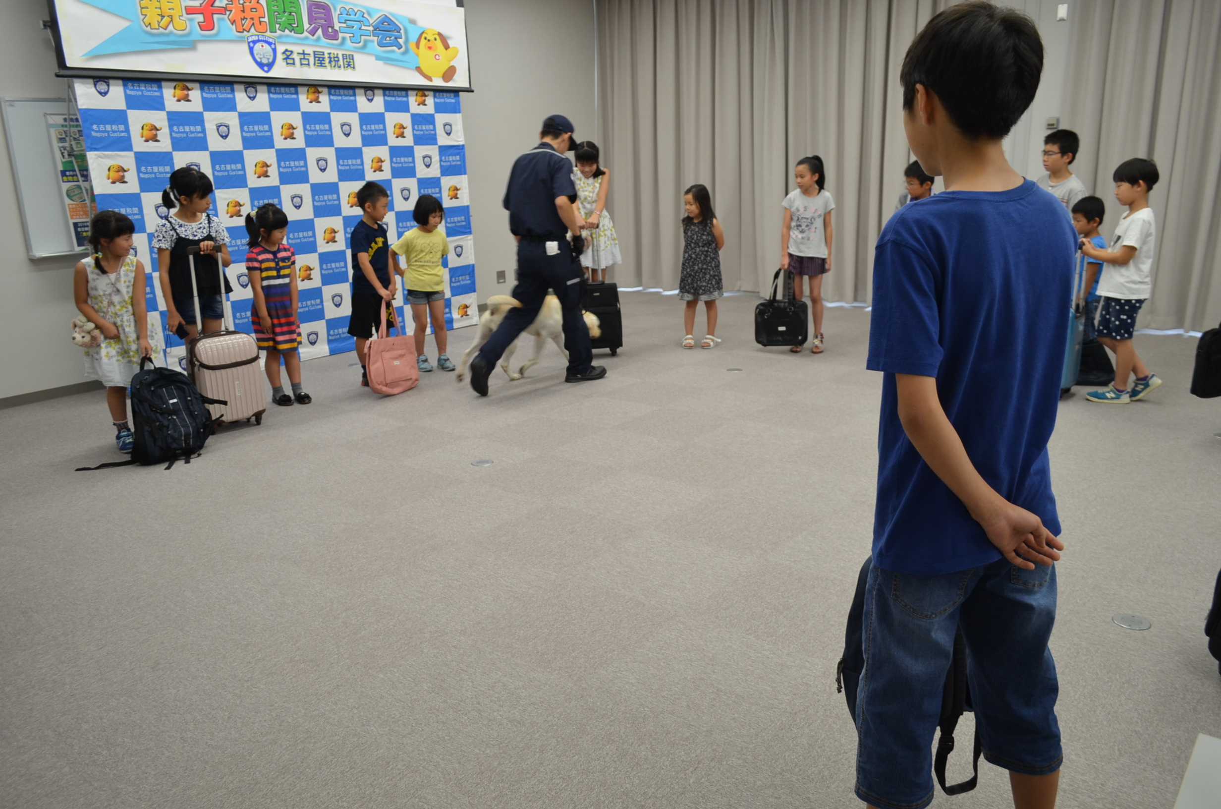平成29年８月９日（水）、10日（木）名古屋税関、夏休み親子税関見学会を中部国際空港で開催しました
