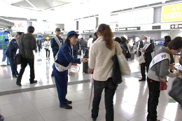平成27年11月18日（水）中部空港税関支署、麻薬・覚醒剤乱用防止運動に伴う街頭キャンペーンに参加