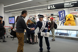 平成28年12月6日（火）中部空港税関支署、年末特別警戒周知キャンペーン