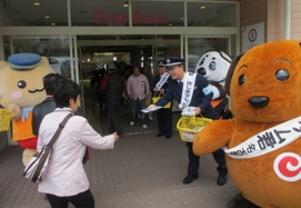 平成29年４月24日（木）清水税関支署、道の駅「伊東マリンタウン」で街頭キャンペーンを実施