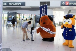 平成27年５月13日（水）中部空港税関支署、中部国際空港駅前においてキャンペーンを実施