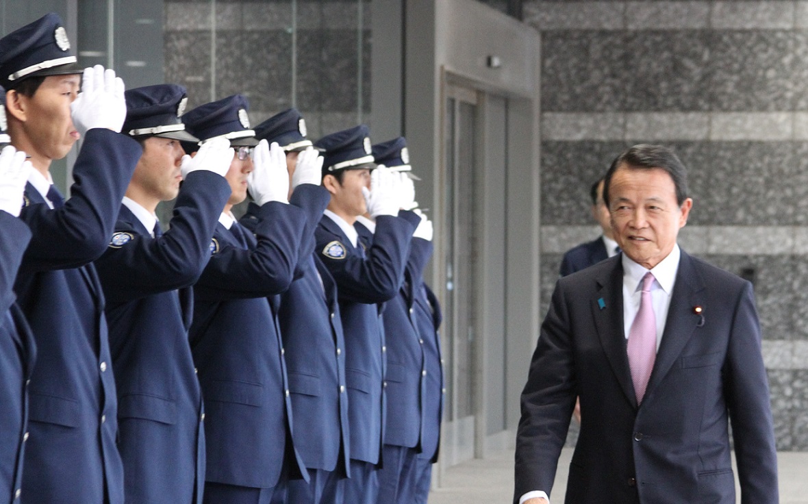 東京税関で出迎えを受ける麻生大臣