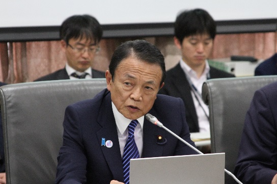 税関長会議での麻生大臣の訓示の様子