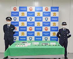 摘発物品公開の様子 摘発物品公開の様子