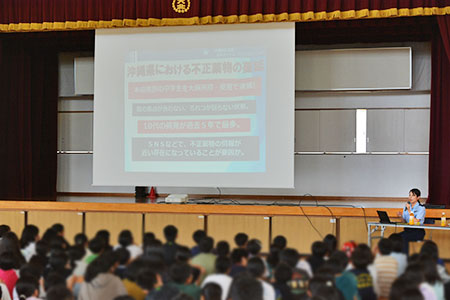 講話を一生懸命聞いている児童たち 講話を一生懸命聞いている児童たち