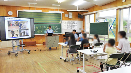 講話を一生懸命聞く児童たち 講話を一生懸命聞く児童たち