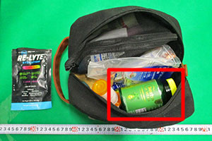 ポーチ内に収納された麻薬が隠匿されたプラスチックボトル ポーチ内に収納された麻薬が隠匿されたプラスチックボトル