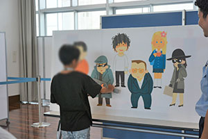 金属探知機を使って体験する小学生 金属探知機を使って体験する小学生