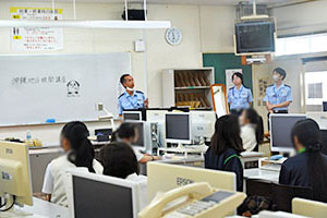 税関職員による講義の様子 税関職員による講義の様子