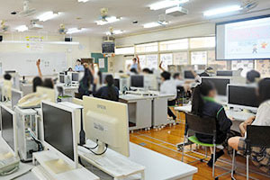 積極的に講義に参加する生徒たち 積極的に講義に参加する生徒たち