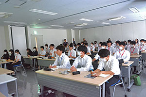 税関職員による説明を聴く専門学生たち 税関職員による説明を聴く専門学生たち