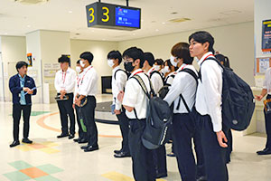 手荷物検査場を見学する専門学生たち 手荷物検査場を見学する専門学生たち