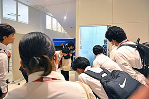 検査装置の見学・説明を聴く専門学生たち 検査装置の見学・説明を聴く専門学生たち