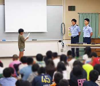 児童が講師にお礼を述べている様子 児童が講師にお礼を述べている様子