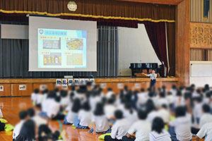 職員の説明を一生懸命きく生徒たち 職員の説明を一生懸命きく生徒たち