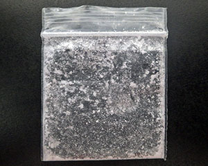 チャック付きポリ袋に収納された白色粉末 チャック付きポリ袋に収納された白色粉末