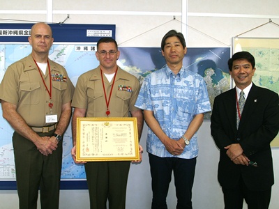  在日米国海兵隊統合郵便局業務部長へ感謝状贈呈 