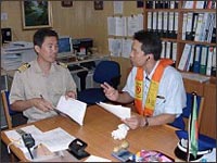 写真:入港尋問風景