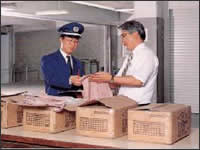 写真:貨物の検査風景