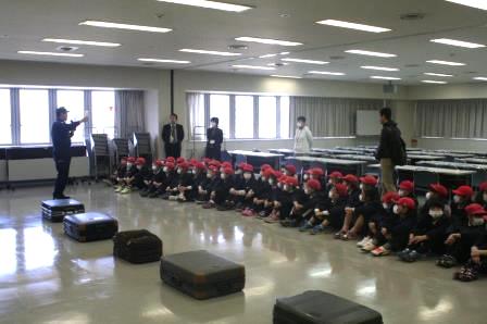 麻薬探知犬のデモンストレーション