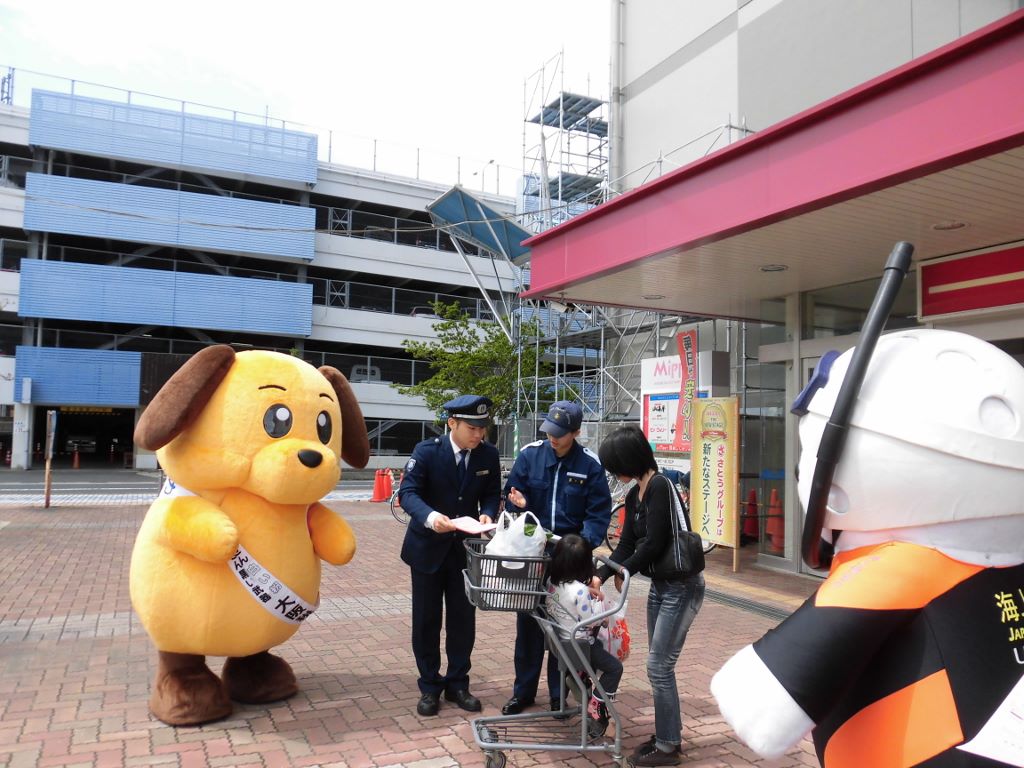 チラシを渡す税関職員と海上保安署職員