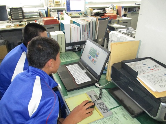 パソコンで勉強している様子