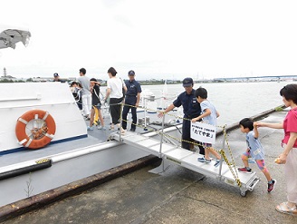 監視艇に乗り込む見学者