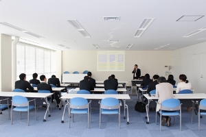 知的財産の講義を受ける様子 ugoki20180419.jpg