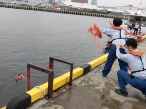海難救助訓練の様子