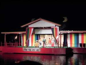 万葉集全20巻朗唱の会に参加している様子