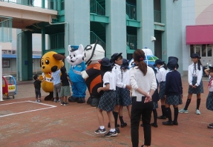 こどもたちに囲まれている様子