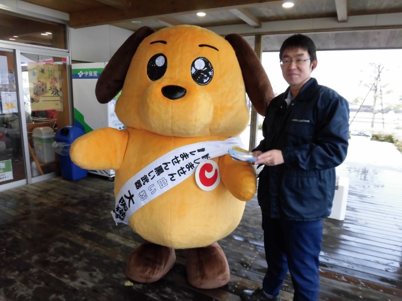 輪島かにまつりにてカスタム君と税関職員