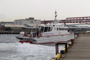 監視艇が出動する様子