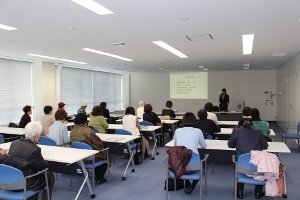 羽曳野市夫人団体協議会の税関見学会の様子