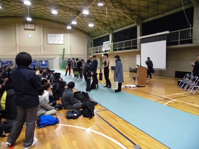 麻薬探知犬のデモンストレーションの様子