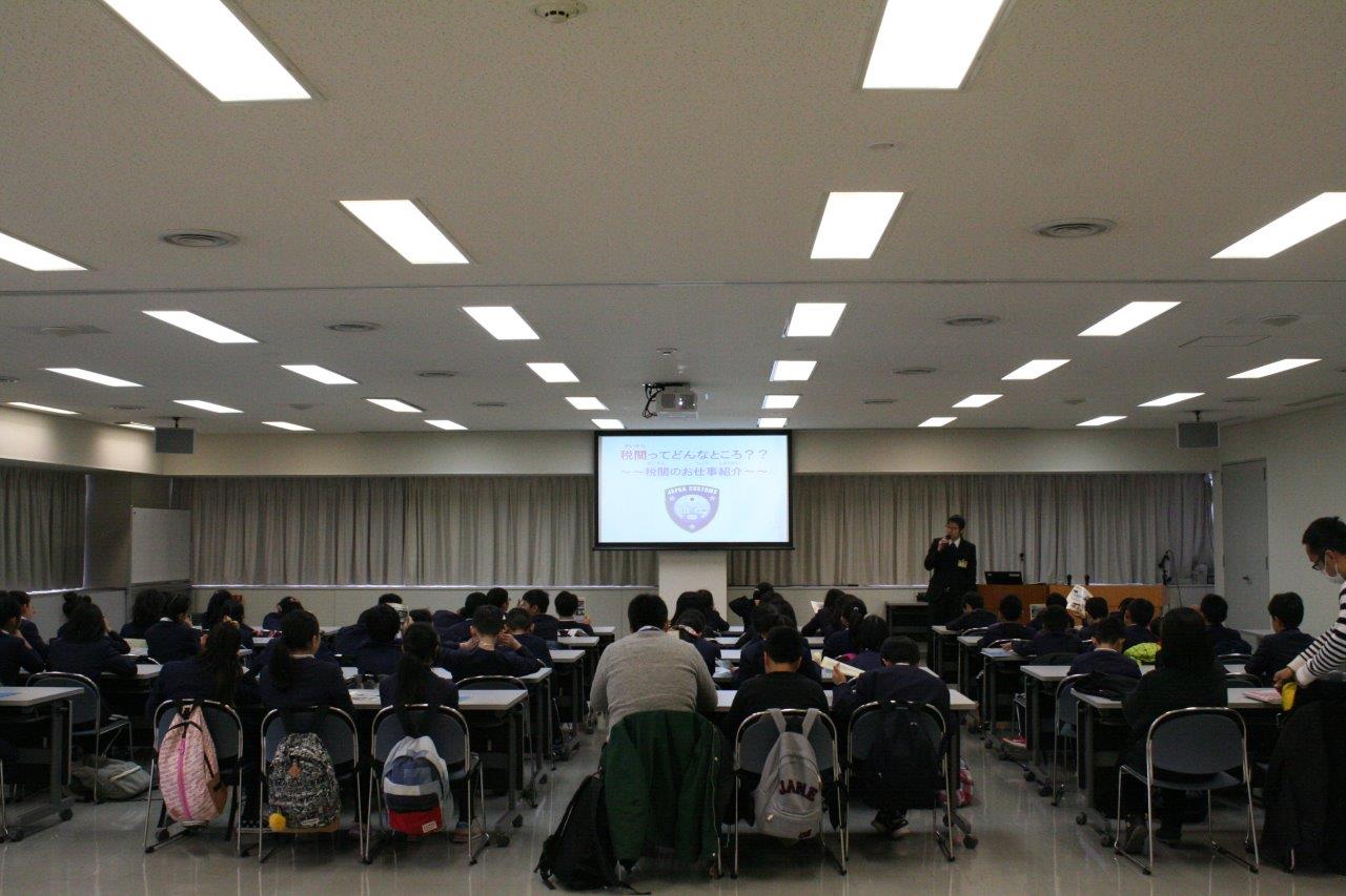 忠岡小学校の税関見学会の様子