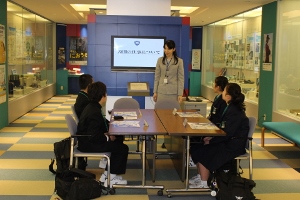 大阪市立柴島中学校の税関見学会の様子