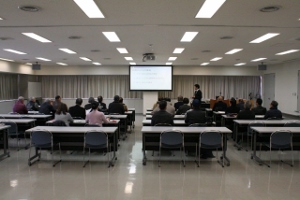 天理警察署少年補導員協会田原本支部の税関見学会の様子