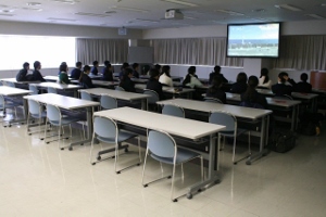 四条畷学園中学校の税関見学会の様子