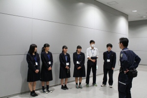 空港施設内で説明を受けている様子