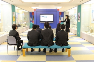 鴻池運輸税関見学会の様子.jpg
