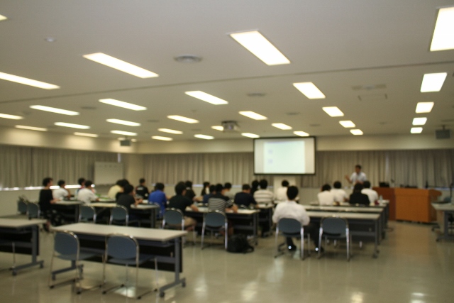 桃山学院大学(法学部)税関見学会の様子.jpg