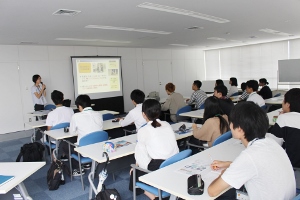 税関業務について説明している様子 ugoki_20180912.jpg