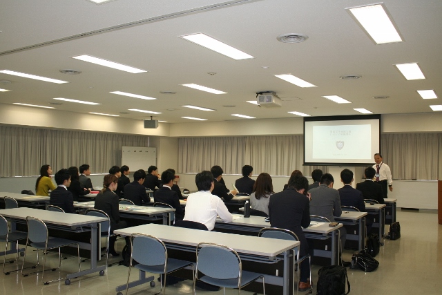 大阪地方検察庁税関見学会の様子.jpg