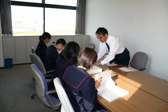 八尾市立東中学校税関見学会の様子.jpg