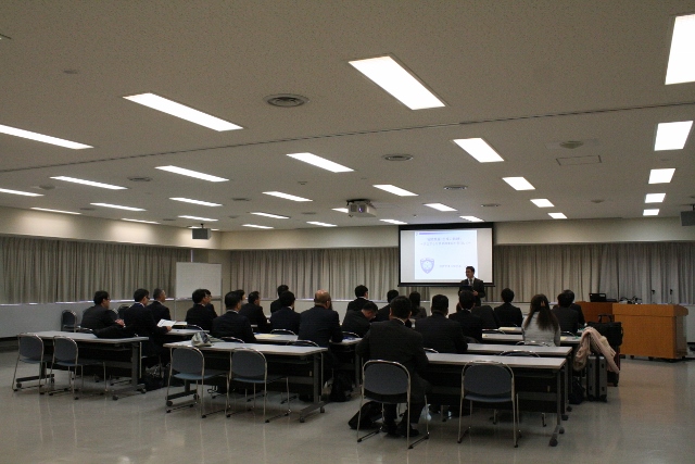 国税局税関見学会の様子.jpg