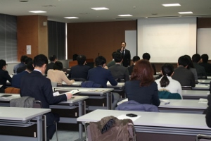 三菱電機税関見学会の様子.jpg