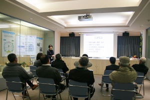 長野県鐵鋼事業協同組合税関見学会の様子.jpg