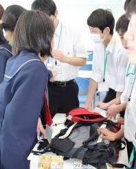 野々市中学校税関見学会の様子.jpg